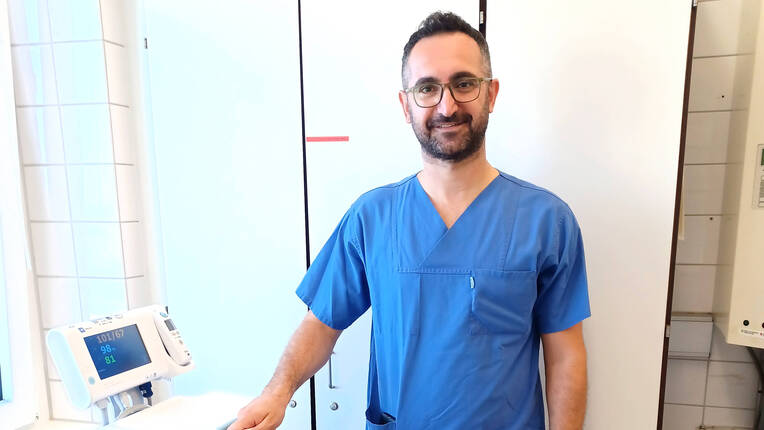 Onur Issever, Pflegefachperson aus der Türkei, berichtet über seine Gründe für den Wechsel nach Deutschland, Unterschiede im Alltag und die akademische Pflegeausbildung in der Türkei. Ein Einblick in die Perspektiven internationalen Pflegepersonals.