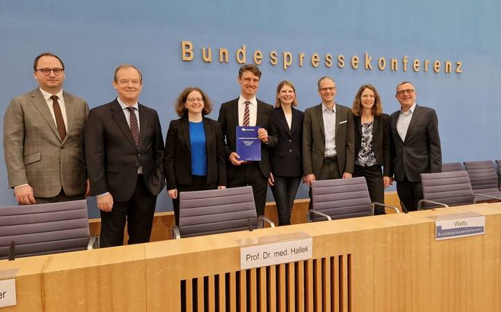 Der Sachverständigenrat der Bundesregierung rät zu einer stärkeren Akademisierung der Pflege und einem erhöhten Einsatz von Advanced Practice Nurses. 