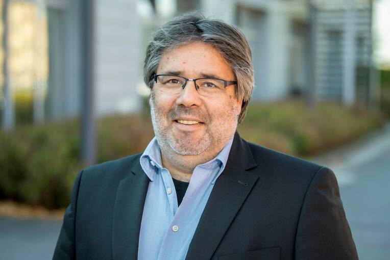 Über die Parallelität von Leitlinien und Expertenstandards sprachen wir mit dem Wissenschaftlichen Leiter des DNQP, Prof. Dr. Andreas Büscher.