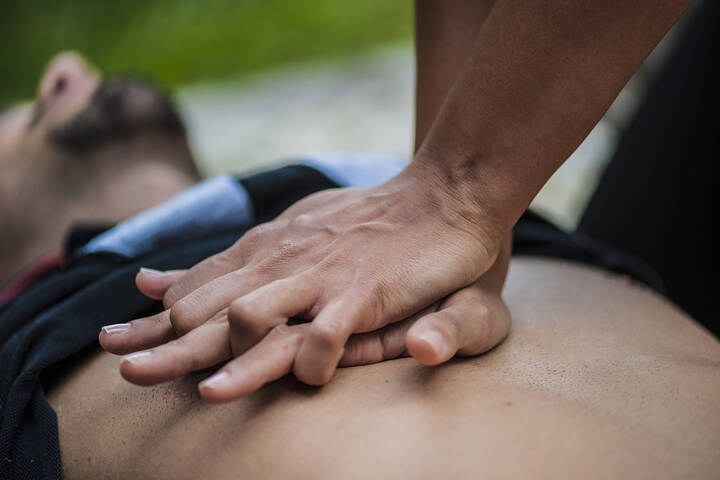 Die neuen Reanimationsleitlinien des European Resuscitation Council sind erschienen: Was sich für beruflich Pflegende ändert – von Herzdruckmassage bis Telefonreanimation. Die neuen Reanimationsleitlinien des European Resuscitation Council sind erschienen: Was sich für beruflich Pflegende ändert – von Herzdruckmassage bis Telefonreanimation.