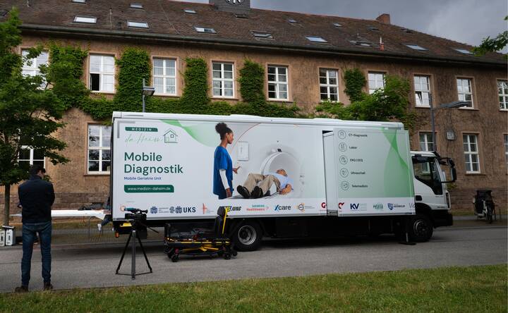 Ein Diagnostik-Lkw bringt Hightech-Medizin in Pflegeheime im Saarland und soll Klinikaufenthalte vermeiden sowie Pflege und Notaufnahmen entlasten.