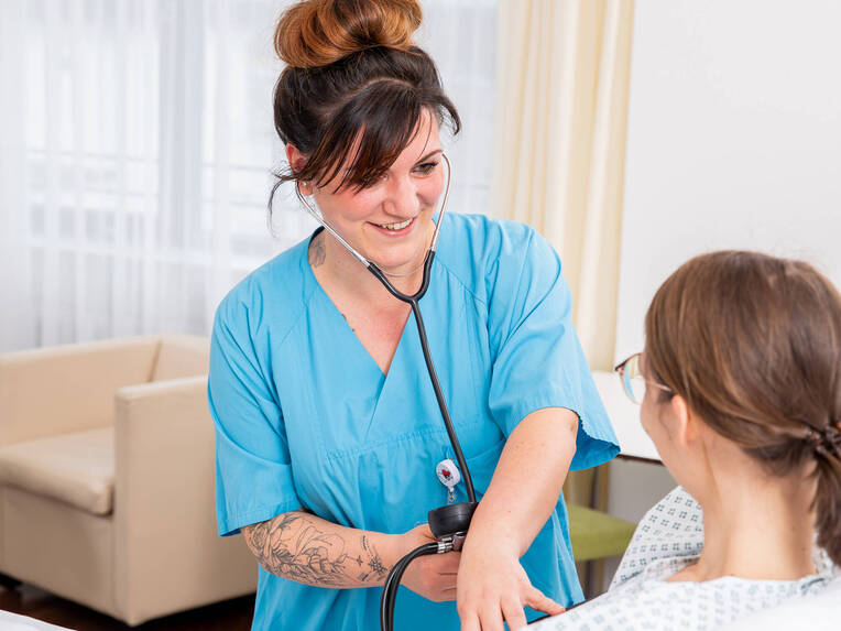 Die Integration akademisch ausgebildeter Pflegefachpersonen stößt oft auf Vorbehalte. Eine Studie zeigt, welche Faktoren Teamarbeit und Akzeptanz fördern.