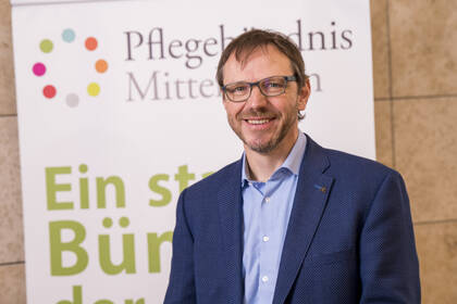Wechsel im Vorstand des Bundesverbands Pflegemanagement: Peter Koch übernimmt für Elena Wuzel. Wechsel im Vorstand des Bundesverbands Pflegemanagement: Peter Koch übernimmt für Elena Wuzel.