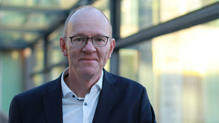 Sascha Köpke hat zum Jahreswechsel die Leitung des neuen Lehrstuhls "Klinische Pflege" an der Uniklinik Köln übernommen.