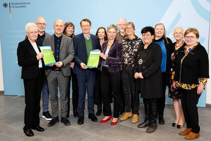 Mitte November wurden die Mitglieder der Fachkommission nach § 53 Pflegeberufegesetz nach fünfjähriger Tätigkeit feierlich verabschiedet. Ein Resümee.