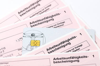 Pflegekräfte fehlen deutlich öfter krank als andere Berufsgruppen. Eine Auswertung der TK zeigt eine hohe Belastung und weiterhin überdurchschnittliche Ausfallzeiten.