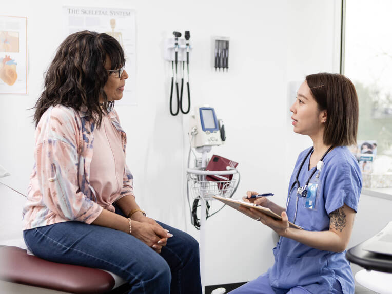 Ein Cochrane-Review zeigt: Pflegefachpersonen erreichen in erweiterten Rollen vergleichbare Ergebnisse wie Ärzte – bei gleicher Sicherheit und Qualität.