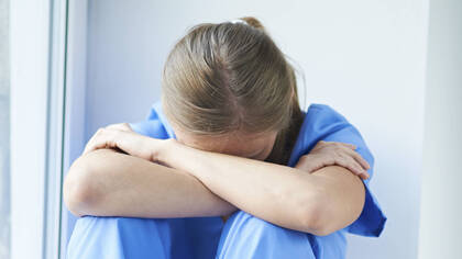 Pflegekräfte sind häufiger krank als Beschäftigte anderer Branchen, sagt die AOK. Dafür hat die Kasse Daten ihrer Versicherten ausgewertet. Pflegekräfte sind häufiger krank als Beschäftigte anderer Branchen, sagt die AOK. Dafür hat die Kasse Daten ihrer Versicherten ausgewertet.