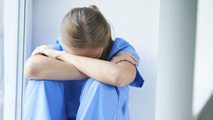 Eine aktuelle WHO-Studie zeigt: Jede dritte Pflegeperson in Europa leidet unter Depression oder Angst. Gewalt, Überstunden und Schichtarbeit verschärfen die Lage.