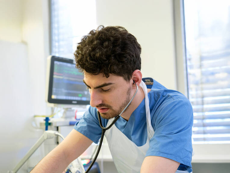 Early Warning Scores helfen, klinische Verschlechterungen früh zu erkennen und lebensrettende Maßnahmen rechtzeitig einzuleiten. Der Beitrag erklärt Funktionsweise, Evidenz, Herausforderungen der Implementierung sowie die zentrale Rolle der Pflege bei der Einführung eines nationalen Frühwarnsystems.