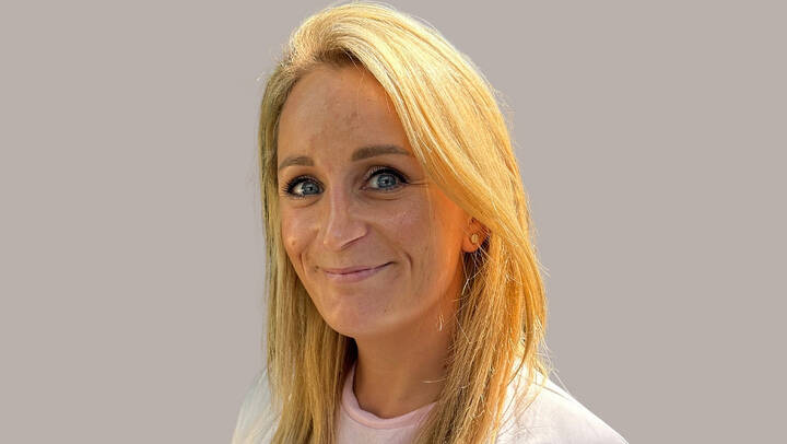 Katharina Roos aus Mainz hat den Titel "Deutschlands beliebtester Pflegeprofi" 2025 gewonnen. Sie setzte sich mit über 7.000 Stimmen gegen starke Konkurrenz durch.