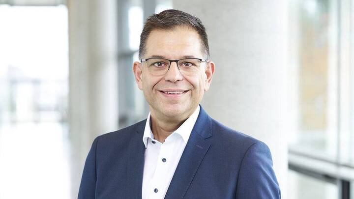 Das Uniklinikum Ulm verlängert vorzeitig die Amtszeit von Pflegedirektor Robert Jeske. Schwerpunkt bleibt die strategische Weiterentwicklung der Pflege.