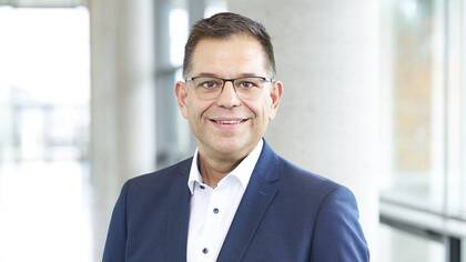 Das Uniklinikum Ulm verlängert vorzeitig die Amtszeit von Pflegedirektor Robert Jeske. Schwerpunkt bleibt die strategische Weiterentwicklung der Pflege.