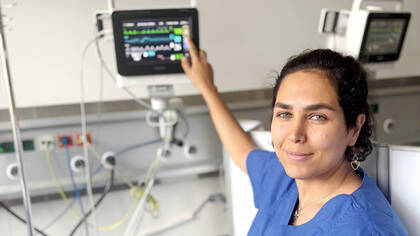 Zahra Sadat Asadi erzählt, warum sie sich für den Pflegeberuf entschieden hat, wie ihr Weg vom Iran nach Deutschland verlief und welche Unterschiede sie im Pflegealltag erlebt. 