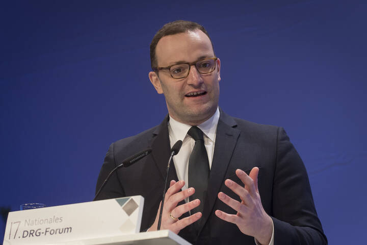 Debatte über neue Finanzierung der Pflege