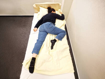 Die 135-Grad-Positionierung wird im Pflegealltag selten genutzt – dabei bietet sie Vorteile für Komfort, Wahrnehmung und Mobilität. Der Fachbeitrag zeigt, wie sie nach kinästhetischen Prinzipien umgesetzt werden kann.