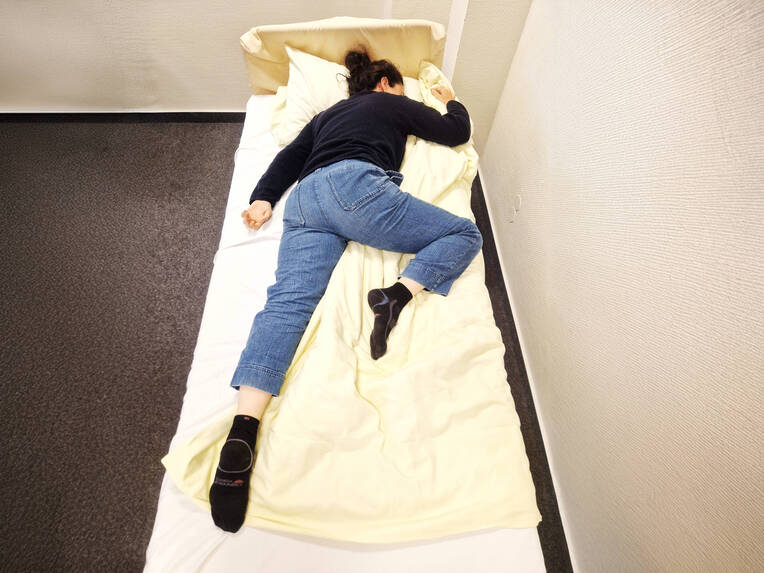 Die 135-Grad-Positionierung wird im Pflegealltag selten genutzt – dabei bietet sie Vorteile für Komfort, Wahrnehmung und Mobilität. Der Fachbeitrag zeigt, wie sie nach kinästhetischen Prinzipien umgesetzt werden kann. Die 135-Grad-Positionierung wird im Pflegealltag selten genutzt – dabei bietet sie Vorteile für Komfort, Wahrnehmung und Mobilität. Der Fachbeitrag zeigt, wie sie nach kinästhetischen Prinzipien umgesetzt werden kann.