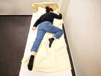 Die 135-Grad-Positionierung wird im Pflegealltag selten genutzt – dabei bietet sie Vorteile für Komfort, Wahrnehmung und Mobilität. Der Fachbeitrag zeigt, wie sie nach kinästhetischen Prinzipien umgesetzt werden kann. Die 135-Grad-Positionierung wird im Pflegealltag selten genutzt – dabei bietet sie Vorteile für Komfort, Wahrnehmung und Mobilität. Der Fachbeitrag zeigt, wie sie nach kinästhetischen Prinzipien umgesetzt werden kann.