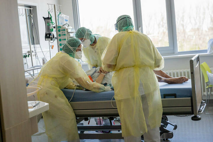 Auch freiwillige oder tarifliche Corona-Bonuszahlungen gehören von der Steuer befreit, fordern VPU, VUD sowie die Pflegekammer Rheinland-Pfalz. 