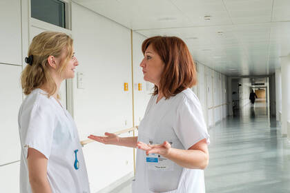 Pflegefachpersonen im Gespräch. Mehrere Pflegeverbände fordern eine stärkere Beteiligung der Pflege an der Arbeit der Pflegestrukturkommission.