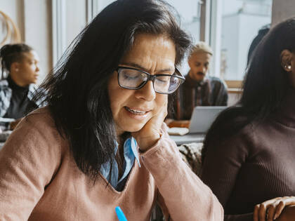 Verfahren zur Kompetenz­feststellung und Nachqualifizierung berufserfahrener Hilfskräfte zu Fachpersonal gewinnen an Bedeutung. 