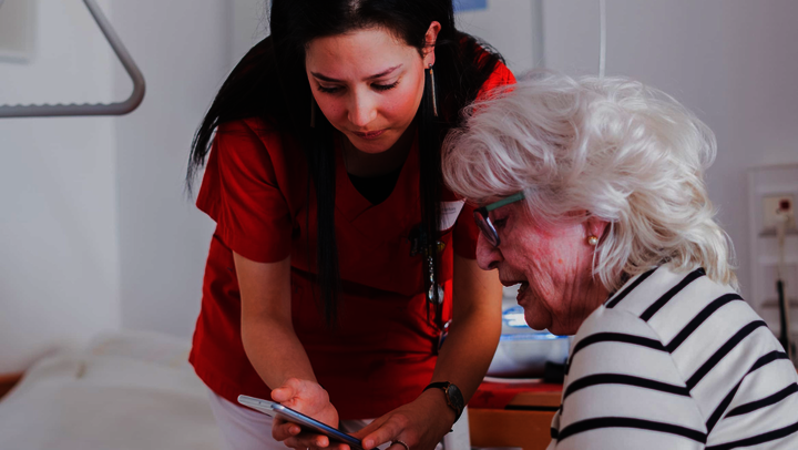 Eine Studie der Charité zeigt: Ein KI-Sprachassistent reduziert die Dokumentationszeit in der Pflege um 27 Prozent. Pflegekräfte berichten von mehr Zeit und höherer Zufriedenheit.