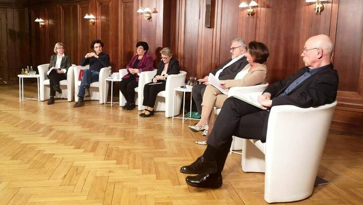 Diskutierten Reformen in der Pflegepolitik (v. l.): Eva-Maria Güthoff, VKAD-Vorstandsvorsitzende, Ates Gürpinar, Sprecher für Pflege- und Krankenhauspolitik der Bundestagsfraktion Die Linke, Claudia Moll, Pflegebevollmächtigte der Bundesregierung, Kordula Schulz-Asche, Pflegepolitische Sprecherin der Bündnis 90/Die Grünen im Bundestag, Erich Irlstorfer, Gesundheits- und pflegepolitischer Sprecher der CDU/CSU-Bundestagsfraktion, Nicole Westig, Pflegepolitische Sprecherin der FDP-Bundestagsfraktion und Wilfried Wesemann, DEVAP-Vorstandsvorsitzender.