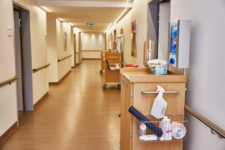 Erste Umfrageergebnisse bestätigen Befürchtungen: Beruflich Pflegende müssen regelmäßig zu viele Personen gleichzeitig versorgen. 