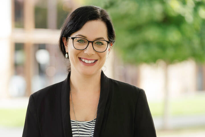 Rücktritt im Vorstand der Pflegekammer Rheinland‑Pfalz: Vorstandsmitglied Nina Benz kritisiert Verfahrensabläufe und Transparenz. Die Entscheidung fällt vor dem Hintergrund massiver IT‑Probleme bei der Mitgliederbefragung.