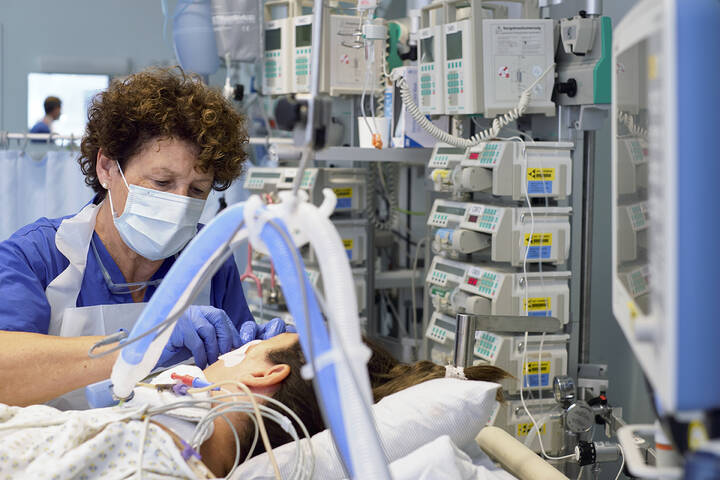 Die DIVI hat Empfehlungen für die interprofessionellen Handlungsfelder in der Intensivmedizin veröffentlicht. 