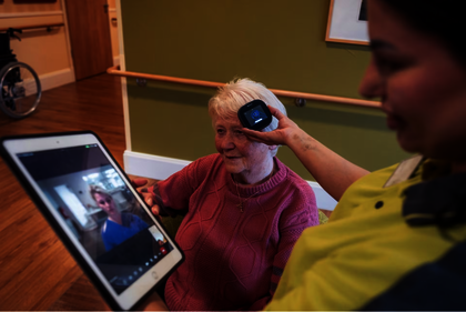 Speziell geschulte Pflegefachpersonen können dank Telekonsil notwendigen Maßnahmen selbst einleiten oder eine ambulante Weiterbehandlung organisieren.