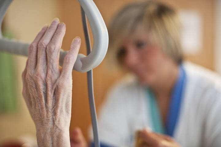 Der DEVAP fordert gemeinsam mit zahlreichen Unterstützenden eine umfassende Pflegereform und richtet erneut einen offenen Brief an die Bundesregierung. Auch der bpa schließt sich den Forderungen nach finanzieller Sicherheit, schnellerer Fachkräfteintegration und einem Pflegegipfel an.