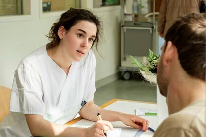 Ein Forschungsprojekt zeigt: Auf Masterniveau qualifizierte APN können erweiterte und spezialisierte Pflegeaufgaben in Hausarztpraxen übernehmen. Ein Forschungsprojekt zeigt: Auf Masterniveau qualifizierte APN können erweiterte und spezialisierte Pflegeaufgaben in Hausarztpraxen übernehmen.