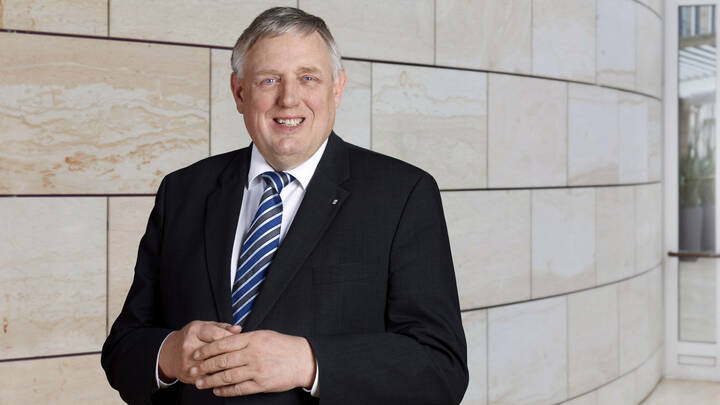 NRW-Gesundheits- und Sozialminister Karl-Josef Laumann fordert von Pflegenden, sich besser gewerkschaftlich zu organisieren.