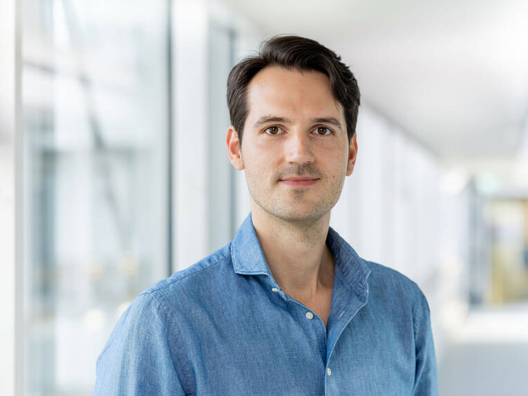 Beschwerden zu lindern und einer Mangelernährung vorzubeugen, ist die Aufgabe des Pflegeexperten APN Julius Schmidt. Wir sprachen mit ihm über seinen Berufsalltag.
