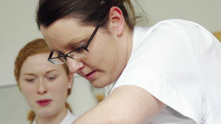 Sachsen will die Bedeutung von Ausbilderinnen und Ausbildern in der Pflege aufwerten.