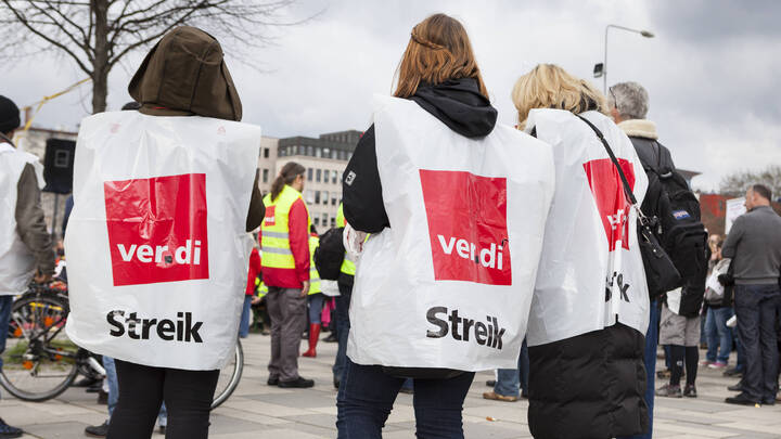 In NRW und Berlin haben Beschäftigte an Kliniken die Arbeit niedergelegt, um in den Tarifverhandlungen Druck zu machen.