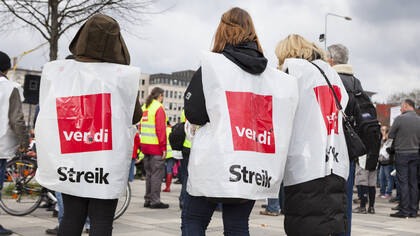 In NRW und Berlin haben Beschäftigte an Kliniken die Arbeit niedergelegt, um in den Tarifverhandlungen Druck zu machen.