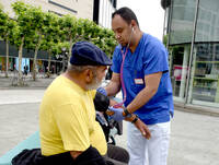 Aufsuchende Pflege bringt medizinische Hilfe zu obdachlosen Menschen. Ein Einblick in Herausforderungen, Versorgungslücken und Engagement im Alltag.