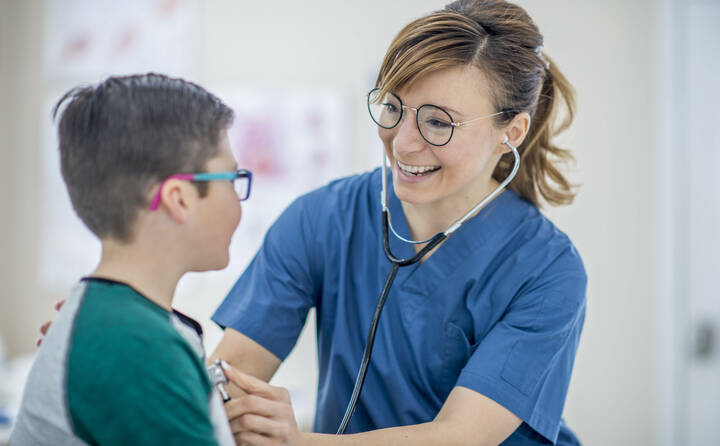 Die Vereinigung der Pflegenden in Bayern hat eine Handreichung zur Einarbeitung generalistisch ausgebildeter Pflegefachpersonen in der Pädiatrie veröffentlicht.