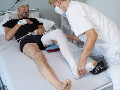 Auch geringfügige, scheinbar unbedeutende Mobilisierungen sind wichtige Lernchancen für Patienten.