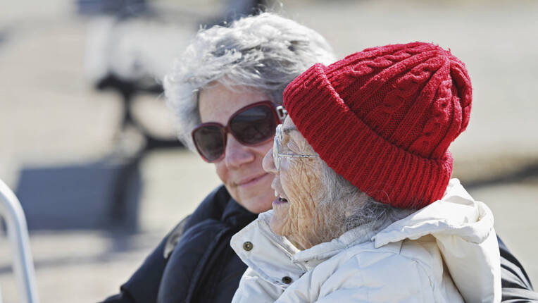 Dürfen Angehörige als Dolmetscher in der Pflege eingesetzt werden? Rechtliche Grundlagen, Risiken und Pflichten für Pflegefachpersonen im Überblick.