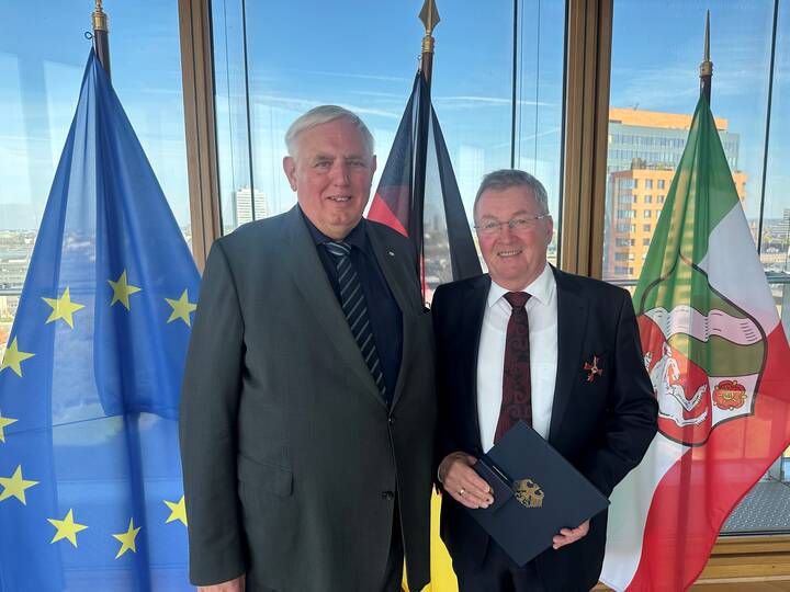 Andreas Westerfellhaus (re.) erhält das Verdienstkreuz 1. Klasse für sein langjähriges Engagement in der Pflege - übereicht von NRW-Gesundheitsminister Karl-Josef Laumann.