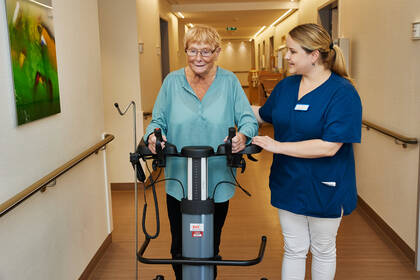 Der Ethikrat hat über Pflegeethik in öffentlicher Anhörung debattiert. DBfK und Pflegerat haben strukturelle Probleme benannt: Personal, Autonomie, Zugang, Moral Distress.