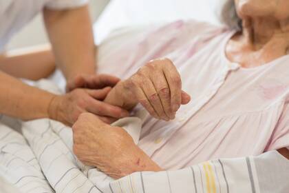 S3-Leitlinie "Schmerzmanagement bei GERiatrischen PAtIeNt:innen in allen Versorgungssettings (GeriPAIN)" veröffentlicht.  S3-Leitlinie "Schmerzmanagement bei GERiatrischen PAtIeNt:innen in allen Versorgungssettings (GeriPAIN)" veröffentlicht.