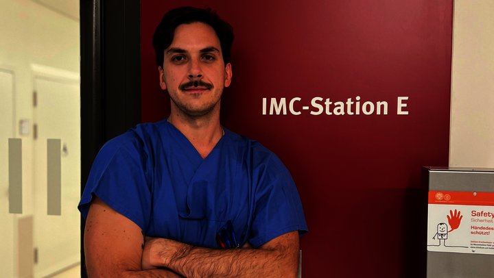 Ein portugiesischer Pflegefachmann berichtet, wie die Pflegeausbildung in seiner Heimat organisiert ist, warum er nach Deutschland kam und welche Unterschiede er im Pflegealltag sieht.