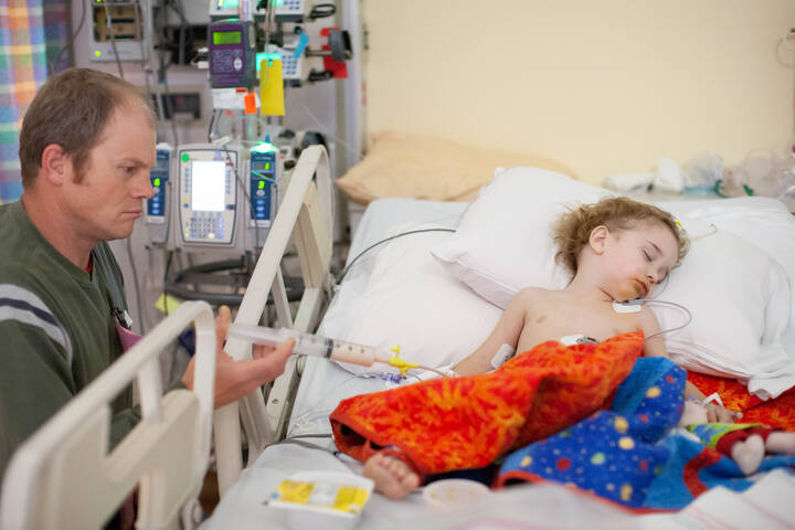 Fachkräftemangel, Krankmeldungen des Personals, Influenzawelle bei Kleinkindern – die Pflegekammer NRW warnt vor Versorgungsengpässen. 