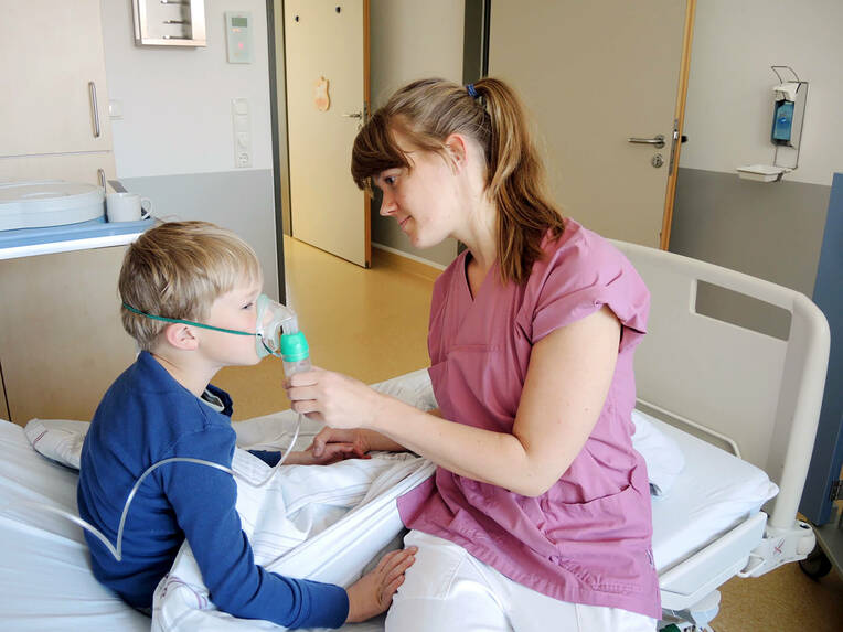 Eine AG der Christian-Albrechts-Universität hat ein Curriculum für die Weiterbildung „Hochkomplexe Pflege von Kindern und Jugendlichen“ entwickelt.