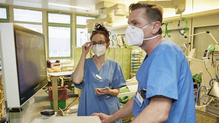 Immer mehr Verbände fordern, die u. a. für Pflegepersonal geltende einrichtungsbezogene Impfpflicht auf den Prüfstand zu stellen.