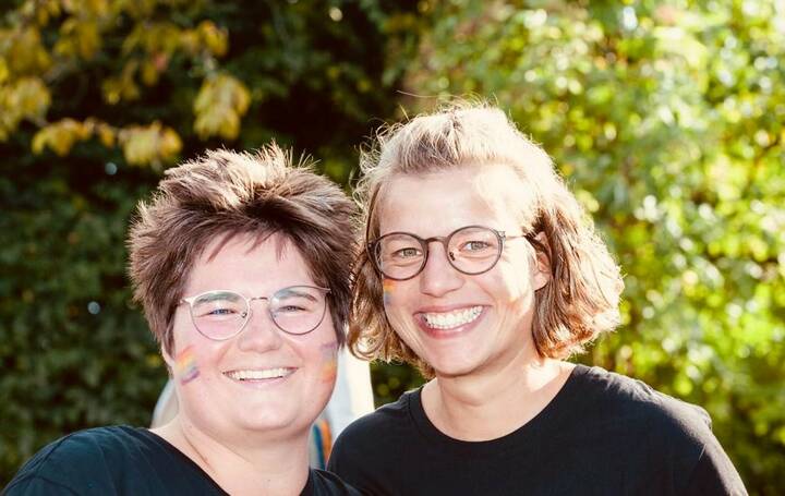 Judith und Hannah Burgmeier haben einen ambulanten Pflegedienst mit dem Schwerpunkt Sexualität und geschlechtliche Vielfalt im Alter gegründet. Wir haben mit dem Ehepaar gesprochen.